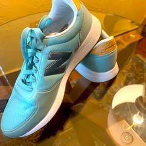 Women’s New Balance turquoise sneakers sz. 8